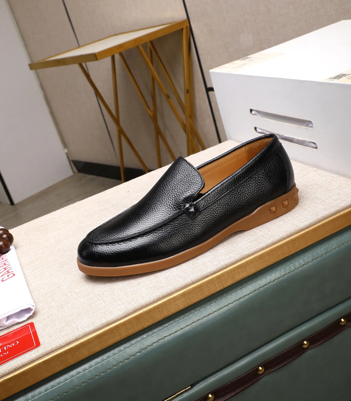 Men's shoes 💰520 [Valentino-Valentino] High-quality boutique men's shoes. The same style as the celebrities, original and authentic.✅ Made of imported cowhide + original apricot cowhide lining. The French luxury model is priced at 14,080 Swiss francs. It is also a Paris Fashion Week catwalk model. A brand can be deeply rooted in your heart, and a pair of shoes can make you linger. What you wear is not only noble, but also an aura. 👻Standard 38-45